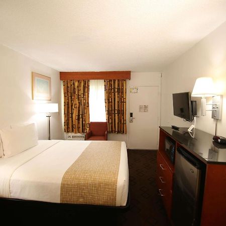 Travelodge By Wyndham Burbank-Glendale Exterior photo